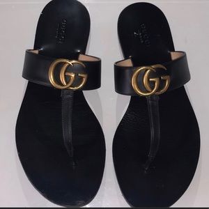 Gucci leather thong sandal with double G in black